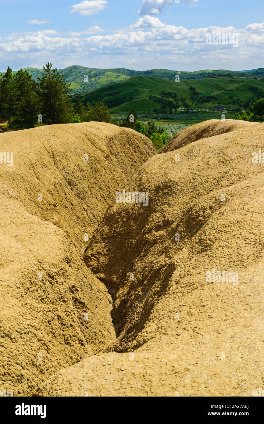 Enorme solco intagliato da erosione di acqua - effetto della deforestazione Foto Stock