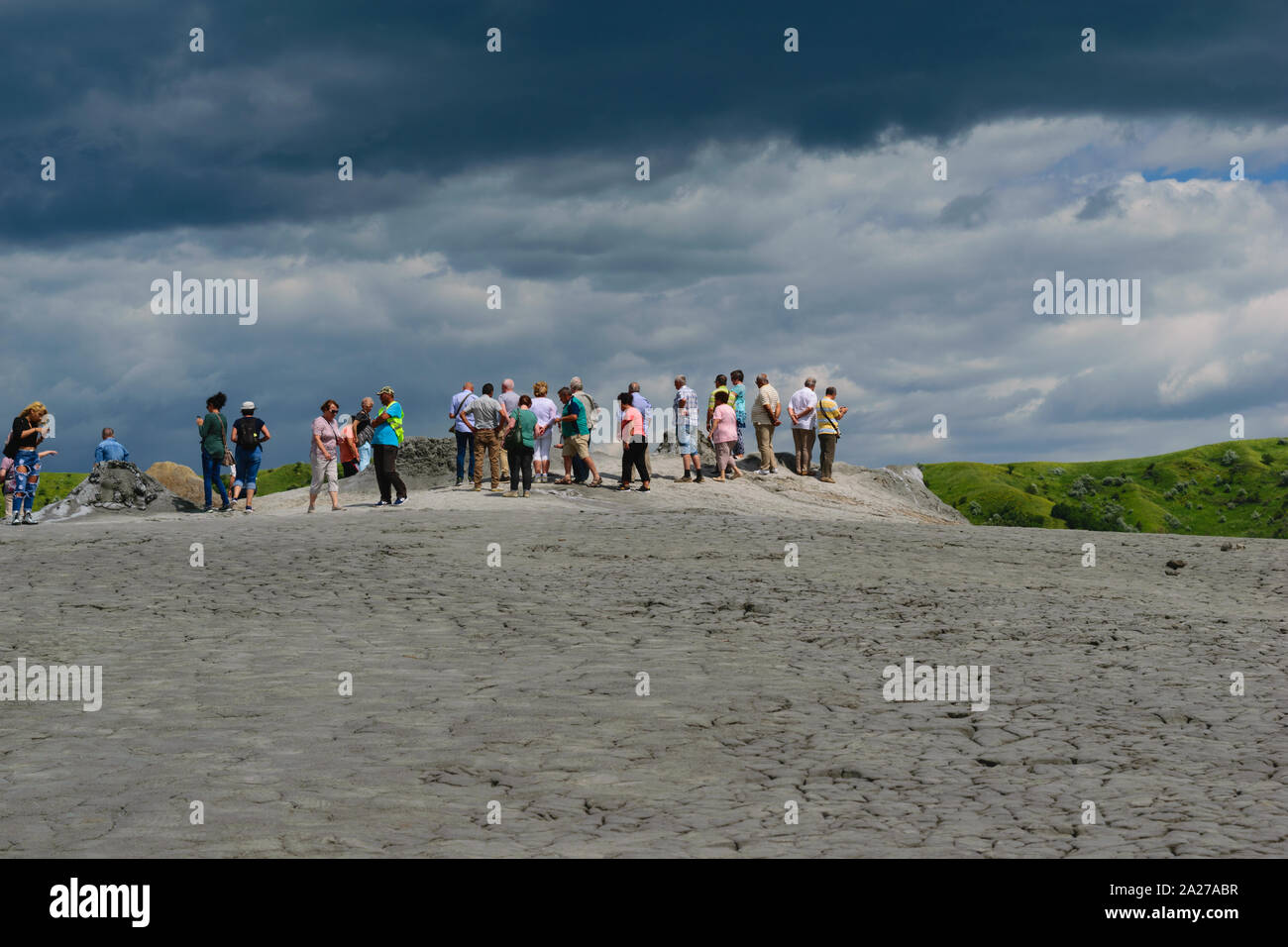 Buzau, Romania - 29 Giugno 2019: persone che visitano i vulcani di fango in Buzau, Paclele Mari. Foto Stock