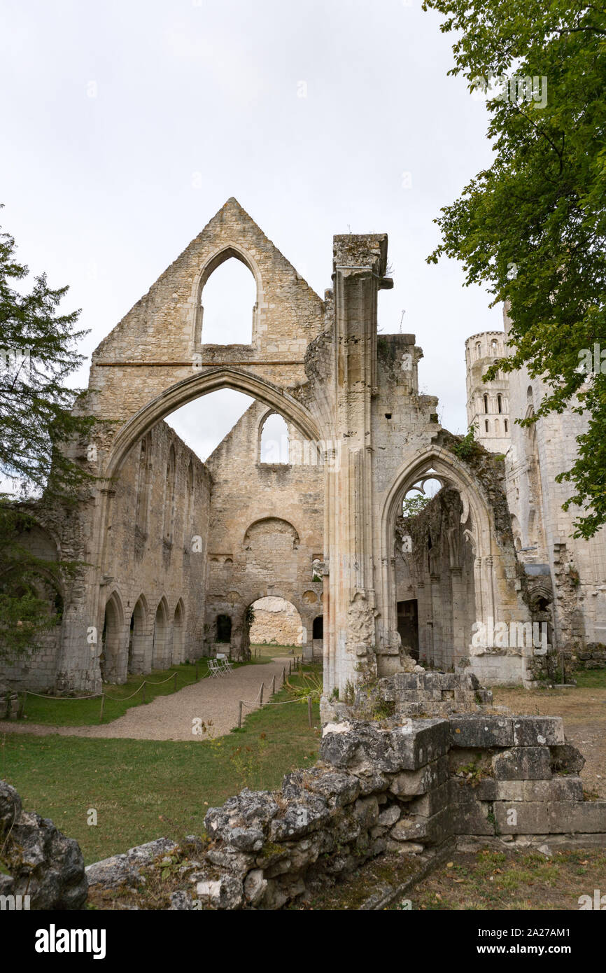 Jumieges, Normandia / Francia - 13 agosto 2019: vista dettagliata delle rovine della vecchia abbazia e il monastero benedettino di Jumieges in Normandia in Francia Foto Stock