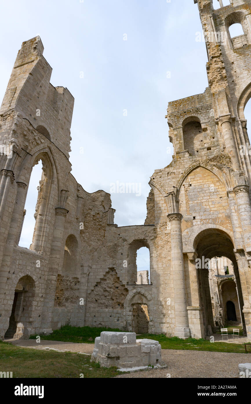 Jumieges, Normandia / Francia - 13 agosto 2019: vista dettagliata delle rovine della vecchia abbazia e il monastero benedettino di Jumieges in Normandia in Francia Foto Stock