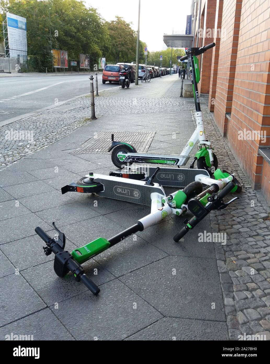 07.09.2019, Berlin: E-Tretroller von calce liegen an der Anhalter Straße auf einem Gehweg. Für Fußgänger kann der rullo in modo schnell zur Stolperfalle werden. Für Rollstuhlfahrer er ist ein Hindernis, Das gilt gerade auch im Dunkeln. Foto: Wolfram Steinberg/dpa | Utilizzo di tutto il mondo Foto Stock