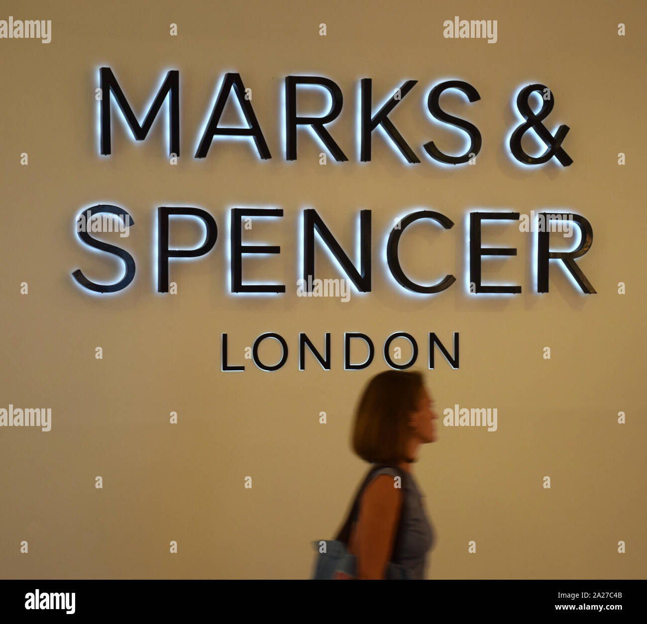 Il logo di "marchi & Spencer - Londra' su una vetrina nel centro di Praga. La Marks & Spencer è specializzata nella vendita di alta qualità di abbigliamento. Foto Stock