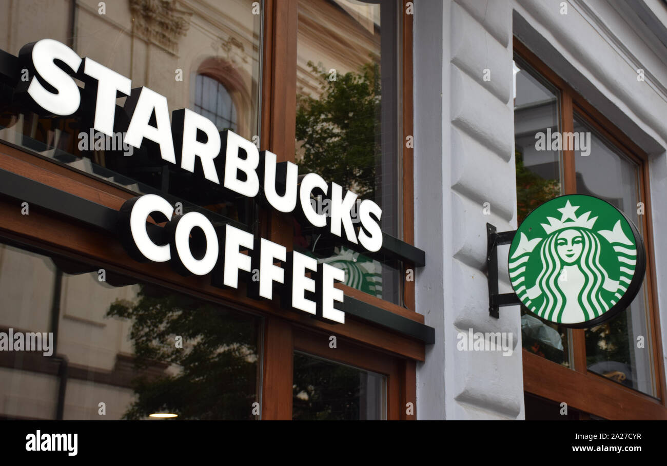 Il logo di 'Starbucks caffe" su una vetrina nel centro di Praga. Starbucks in tutto il mondo servite bevande calde e fredde e di tutti i tipi di caffè. Foto Stock