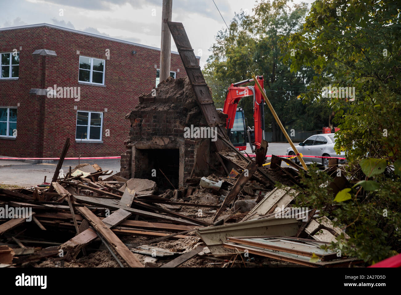 Una casa storica a 523 W. 7th Street è stata demolita, sabato 28 settembre, 2019 in Bloomington, Indiana. La casa è solo uno dei due centrale stile salone di case costruite negli anni 1890 e lasciato in città. (Foto di Jeremy Hogan/l'Bloomingtonian) Foto Stock