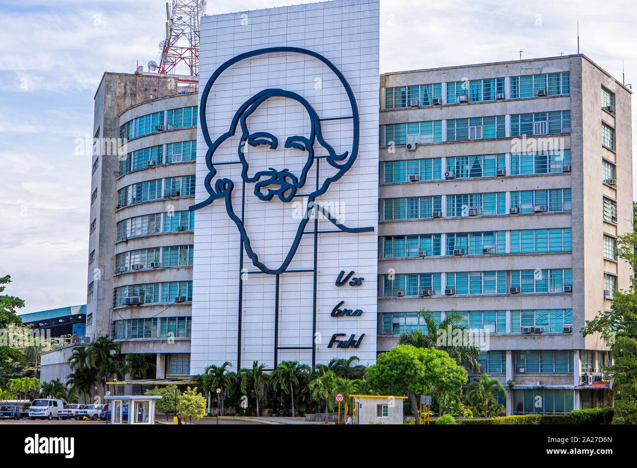 Palazzo del Governo con l'immagine di Camilo Cienfuegos in Havana Cuba: Agosto 30, 2019 Foto Stock