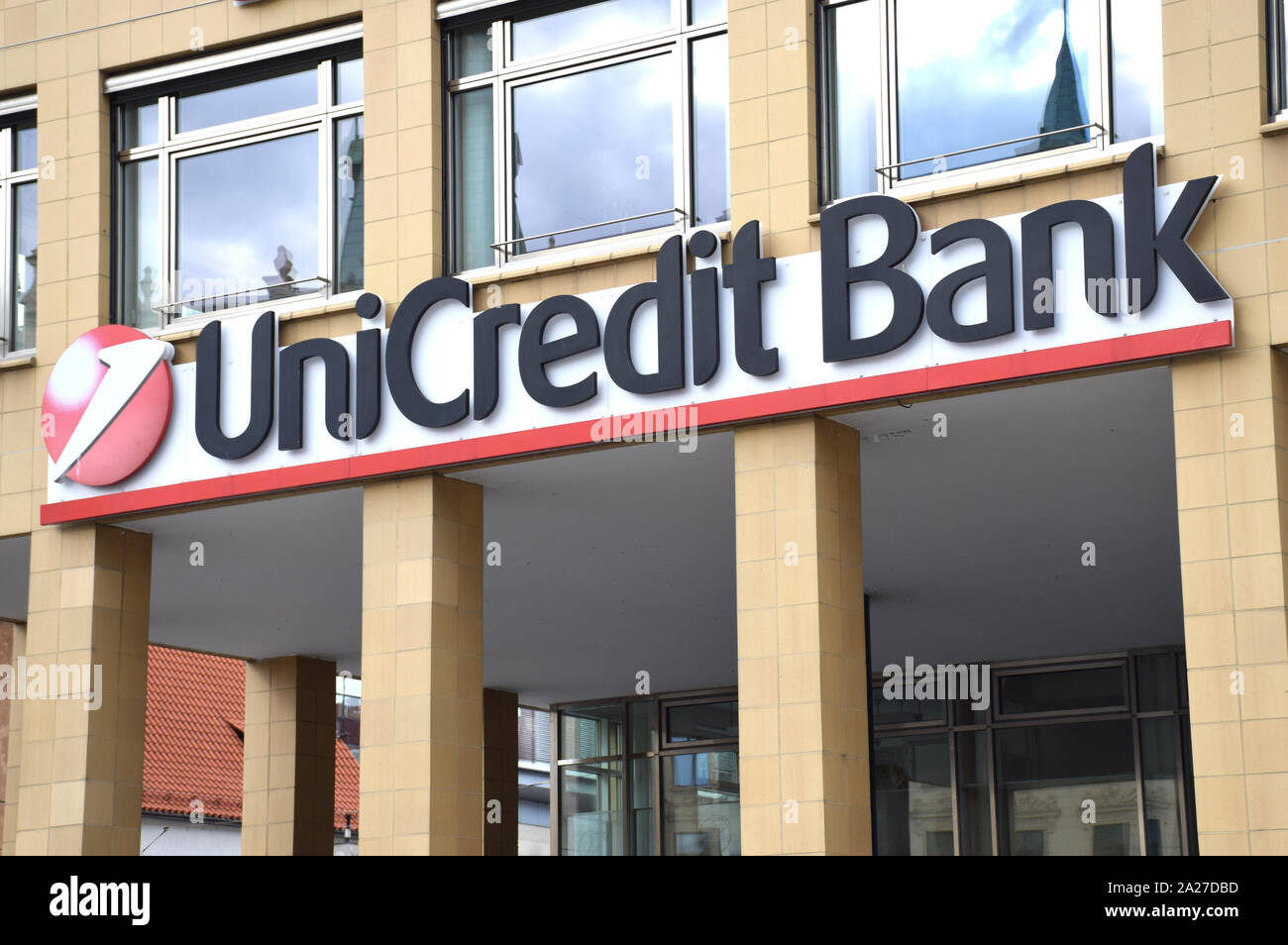 Il logo del "UniCredit Banca " su una vetrina nel centro di Praga. UniCredit è un italiano in tutto il mondo bancario e dei servizi finanziari. Foto Stock