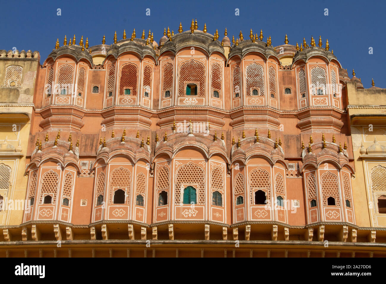 Hawa Mahal il palazzo dei venti in rosa Jaipur, India, visto dall'esterno Foto Stock