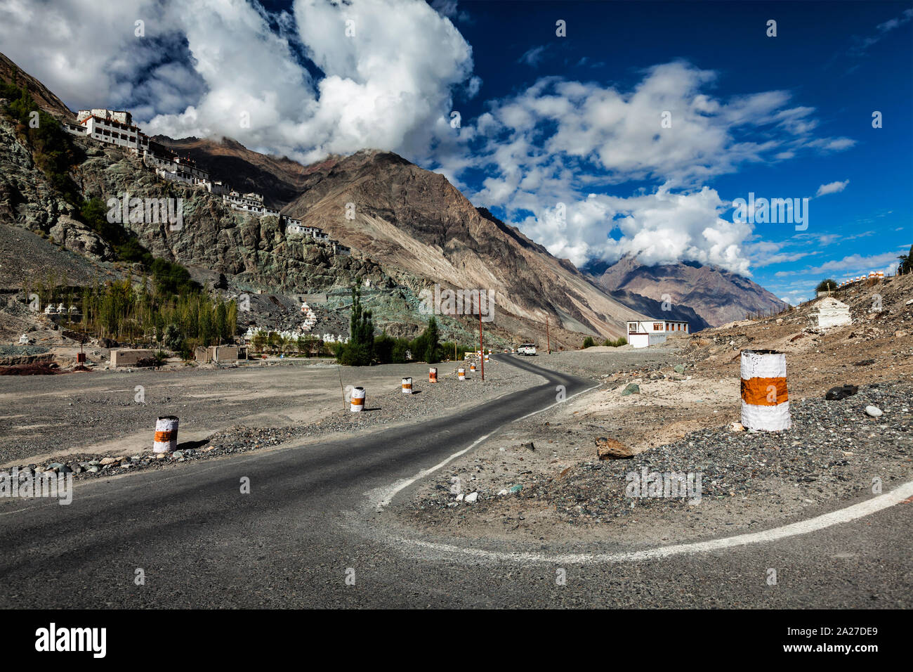 Strada per Diskit gompa tibetano monastero Buddista, Ladakh Foto Stock