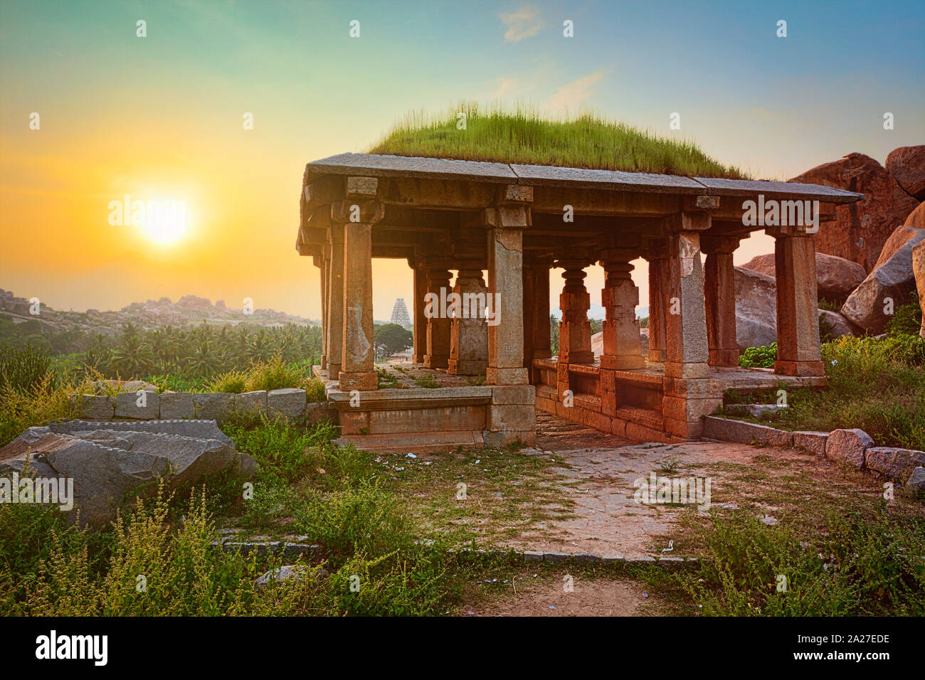 Fra le antiche rovine di Hampi sul tramonto. India Foto Stock