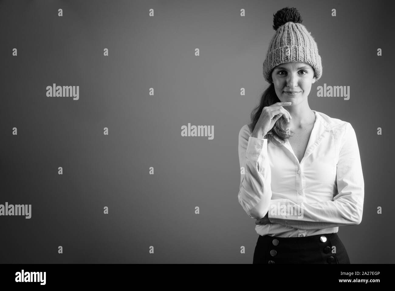 Ritratto di giovane bella imprenditrice indossando inverno beanie hat Foto Stock