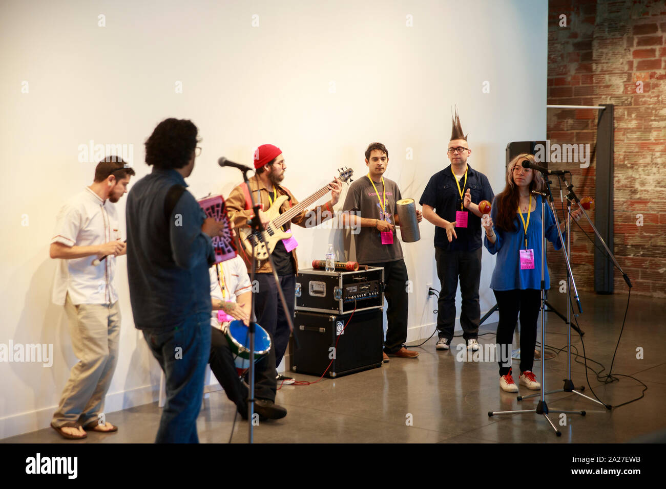 I membri della Comunità di partecipare a un workshop interattivo con Frontera Bugalu per imparare i ritmi di "frontiera" folk presso l'estremo centro per le Arti Contemporanee, sabato 28 settembre, 2019 in Bloomington, Indiana. Foto di Jeremy Hogan/l'Bloomingtonian) Foto Stock