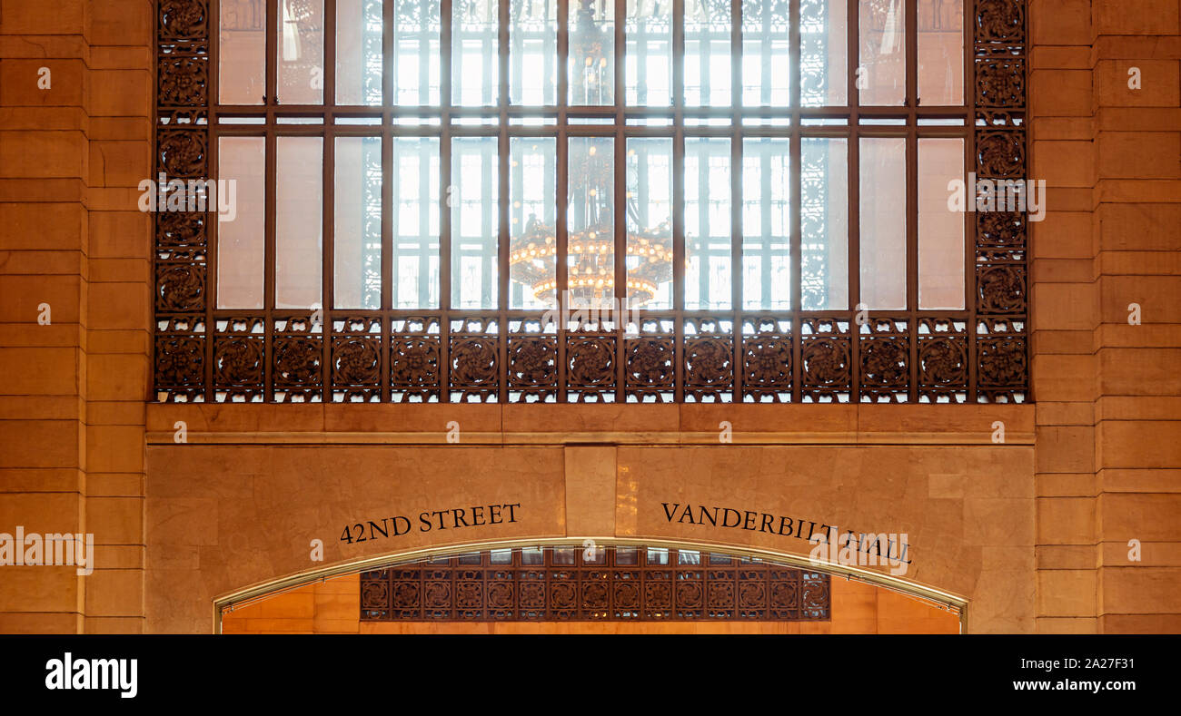 New york, Stati Uniti d'America, novembre 2016: archway con indicazioni per la 42nd Street e la Vanderbilt Hall all'interno di New York Grand Central Station sotto una grande finestra con Foto Stock