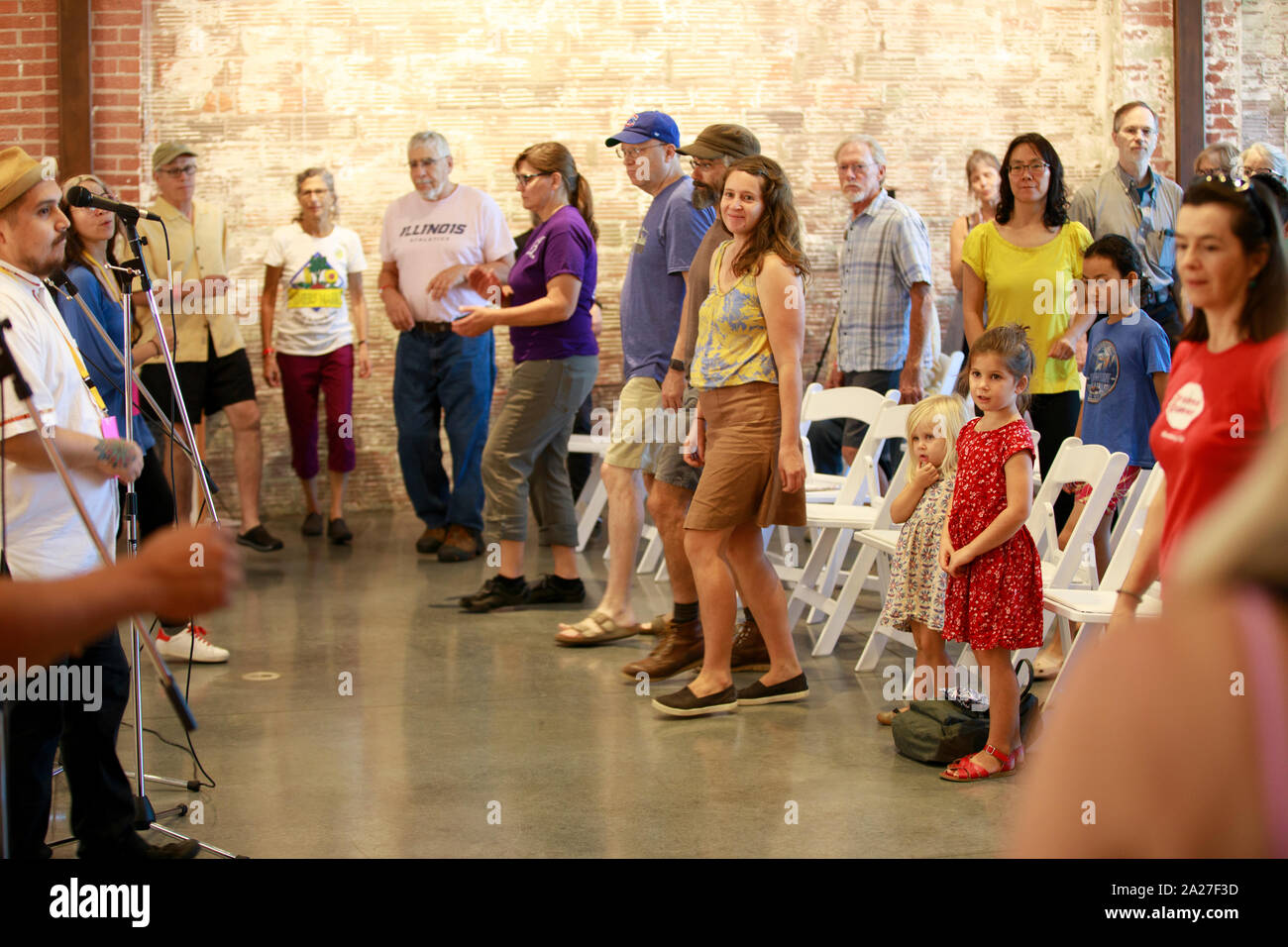 I membri della Comunità di partecipare a un workshop interattivo con Frontera Bugalu per imparare i ritmi di "frontiera" folk presso l'estremo centro per le Arti Contemporanee, sabato 28 settembre, 2019 in Bloomington, Indiana. Foto di Jeremy Hogan/l'Bloomingtonian) Foto Stock
