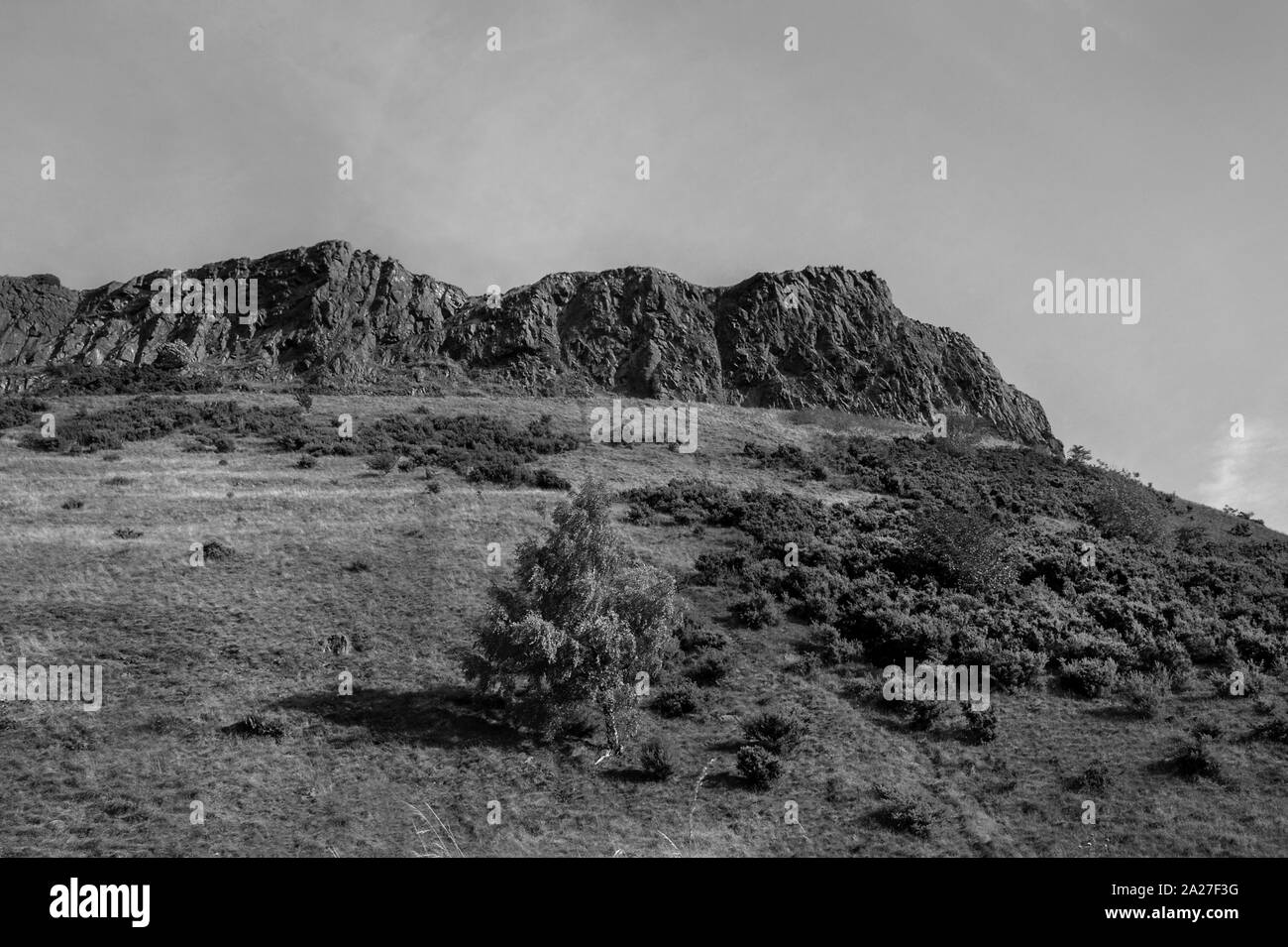 Edimburgo, Scozia, Regno Unito. 8 Settembre 2019: immagini in bianco e nero del parlamento scozzese e Holyrood Park Foto Stock