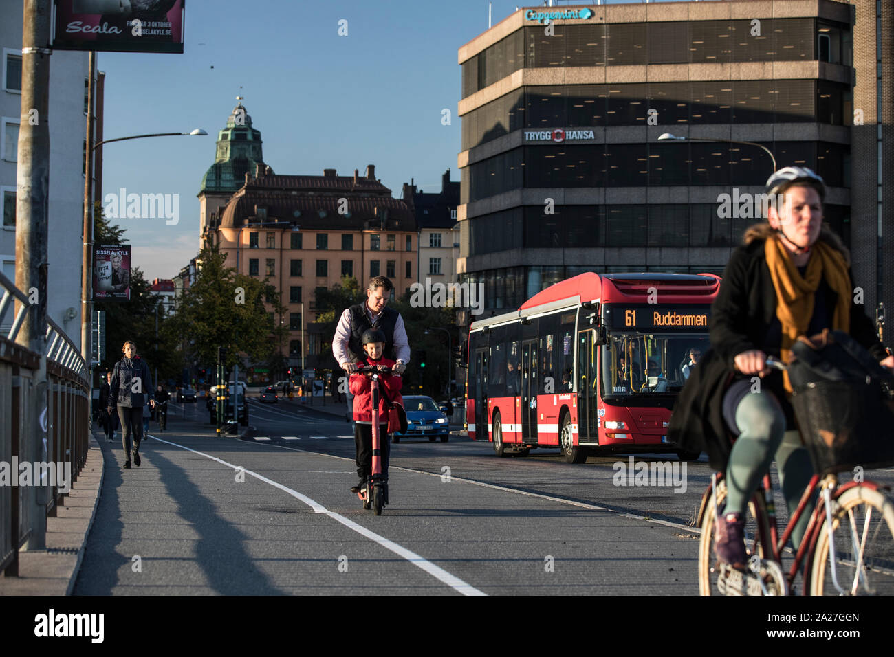 Pendolari sul loro modo di lavorare in chiara luce del sole autunnale Barnhusbron trasversale in Kungsholmen la vecchia area industriale di Stoccolma, Svezia e Scandinavia Foto Stock