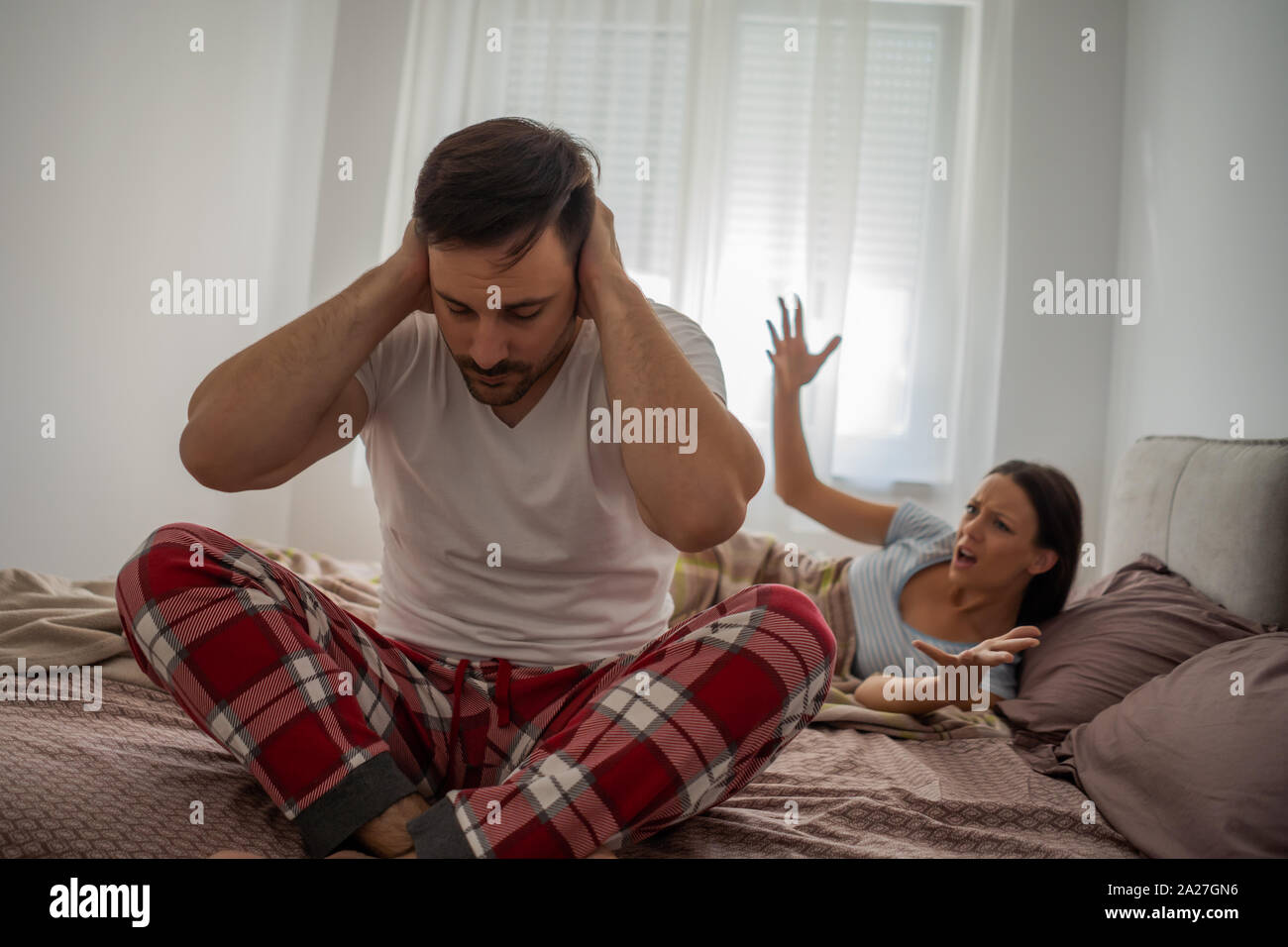 La donna è arrabbiato perché il suo uomo è il risveglio di lei. Foto Stock