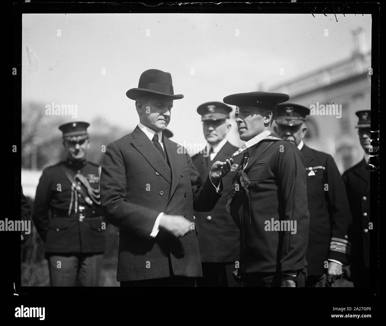 Pres. Coolidge decorare Henry B. ...lt, siluro-uomo di seconda classe, con la Congressional Medal of Honor la Casa Bianca di Washington, D.C. Foto Stock