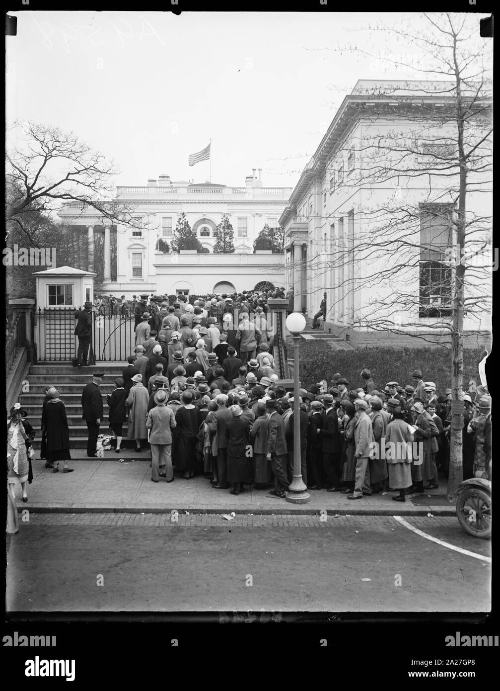 Pres. Coolidge saluta una media di 1000 turisti un giorno alla Casa Bianca. Aprile 15 Foto Stock