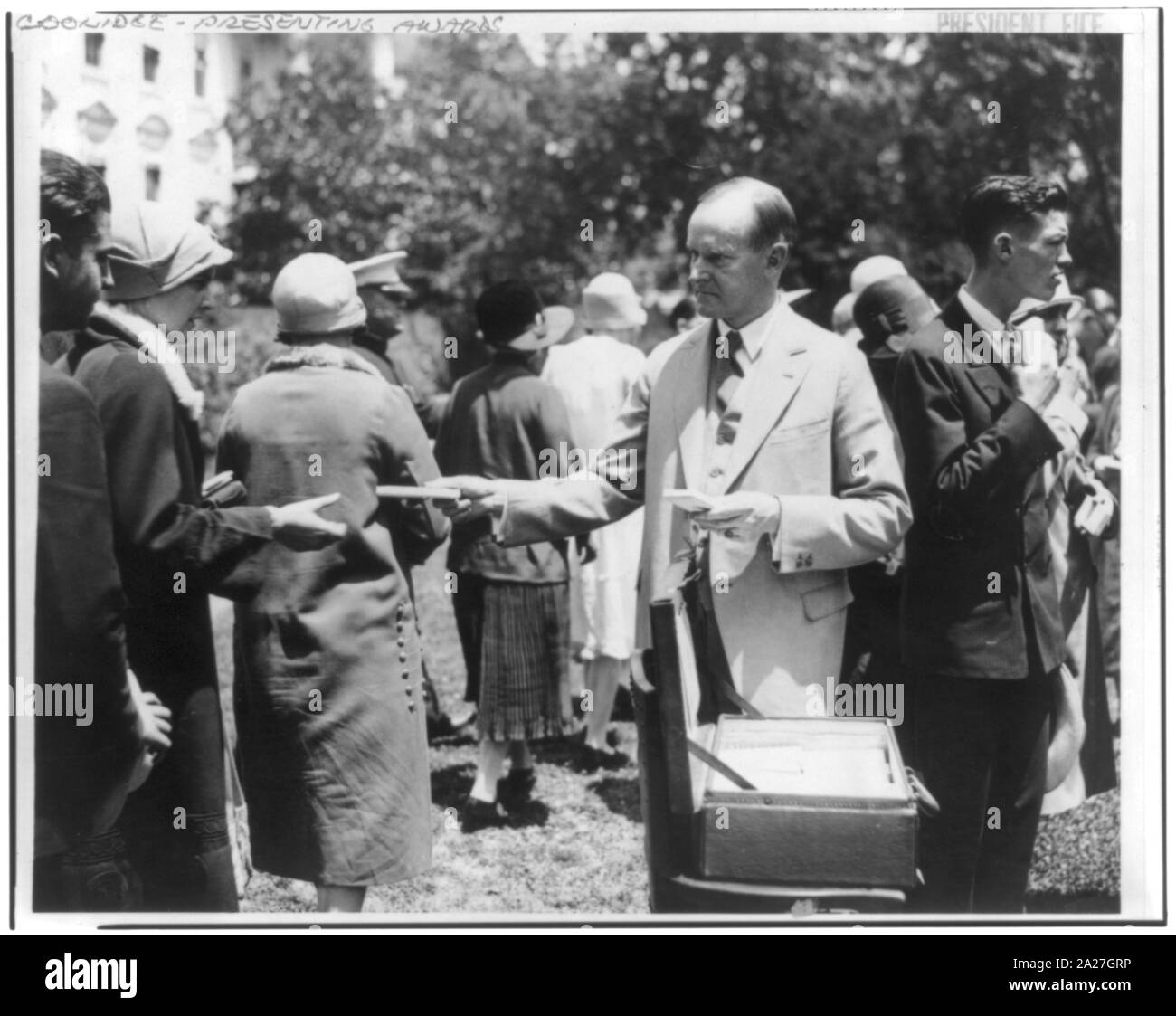 Pres. Coolidge presentando medaglie a 148 destinatari della gioventù americana e American Teacher Awards, alla Casa Bianca, che rappresenteranno la gioventù e teacherhood d'America a Philadelphia presso il Sesquicentennial Exposition dal 28 giugno al 5 Luglio Foto Stock
