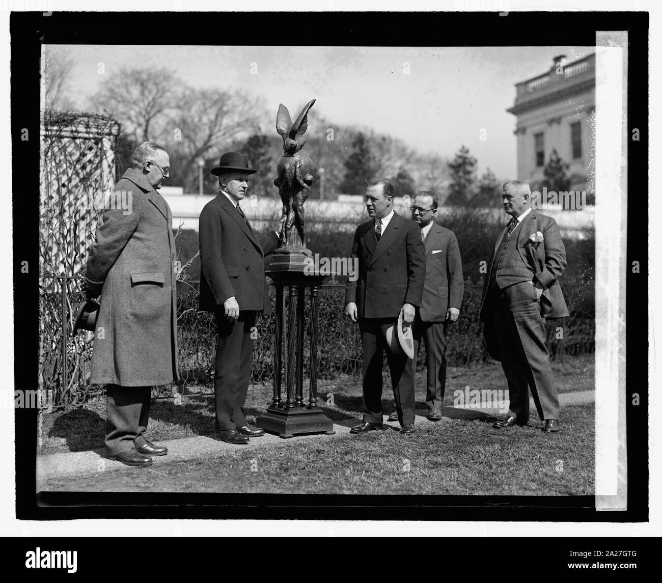Pres. Coolidge presenta Harmon Trophy a Shirley J. breve, 3/5/27 Foto Stock