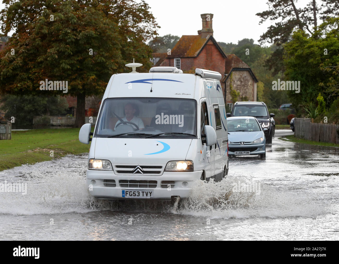 Beaulieu, New Forest Hampshire. 1 ottobre 2019. Regno Unito Meteo: inondazioni nel villaggio di Beaulieu nella nuova foresta dopo il fiume Beaulieu scoppiare le sue banche a marea alta. Driver rendono il loro modo attraverso l'acqua di inondazione su Palace Lane. Credit Stuart Martin/Alamy Live News Foto Stock