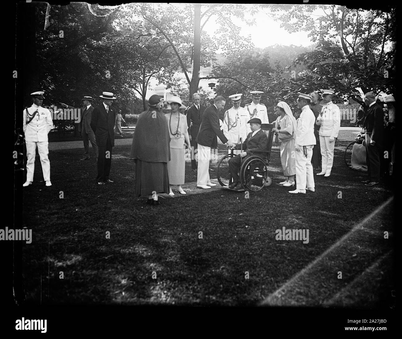 Pres. e la Sig.ra Coolidge ricevendo i disabili uomini nell'esercito, la marina e la sanità pubblica ospedali nelle vicinanze di Washington, a una festa in giardino dato per loro presso il W.H. cioè, Casa Bianca, 5 giugno Foto Stock
