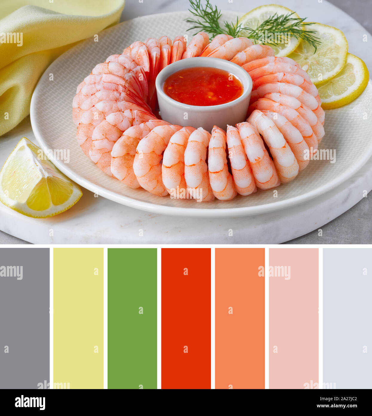 Colore tavolozza corrispondente dall'immagine di anello di gamberi con salsa al peperoncino dolce su marmo serve la scheda con asciugamano giallo Foto Stock
