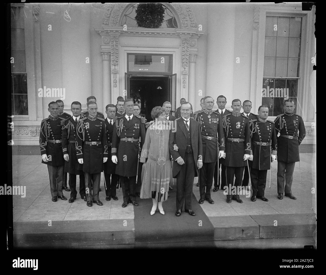 Pres. e la Sig.ra Coolidge con i militari e navali Casa Bianca aiutanti del nuovo anno di ricezione. Parte posteriore di destra di Pres. è Col. Sherwood Cheney, il capo militare di Aide; Commander Wilson Brown, Chief Naval Aide è dietro la signora Coolidge Foto Stock