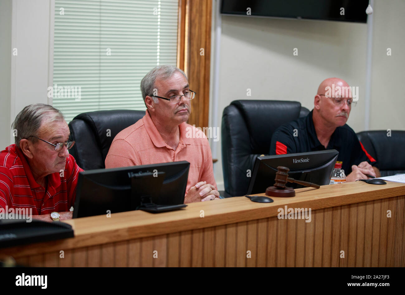 Spencer membro della Comunità Scott Winders presenta una petizione con 1046 firme per la Owen County Collegio dei Commissari, martedì 3 settembre 2019 in Spencer, ind. (Foto di Jeremy Hogan/l'Bloomingtonian) Foto Stock