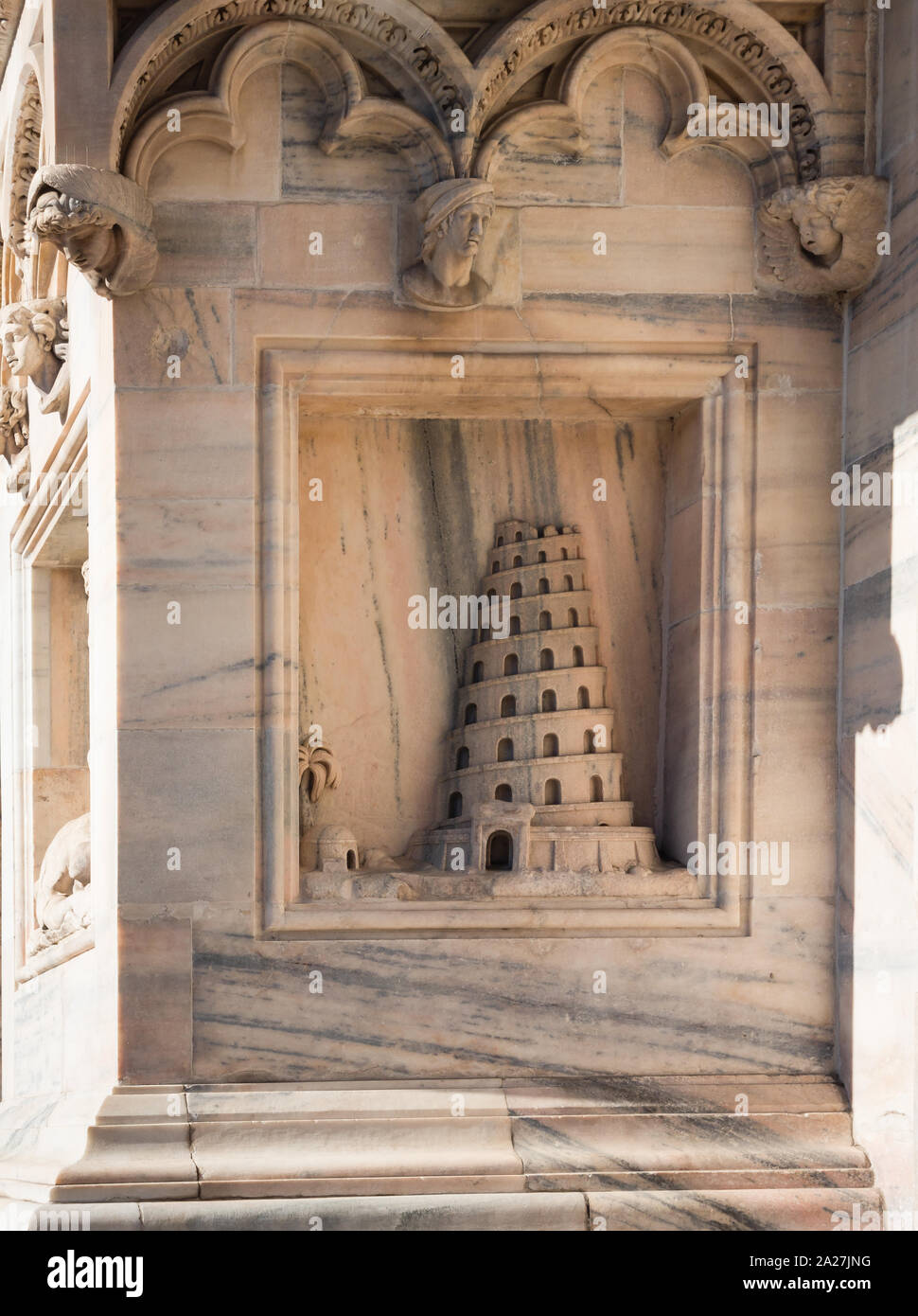 Ornati in rilievo sulla facciata di Milano Catehdral in Italia che mostra la torre di Babele Foto Stock