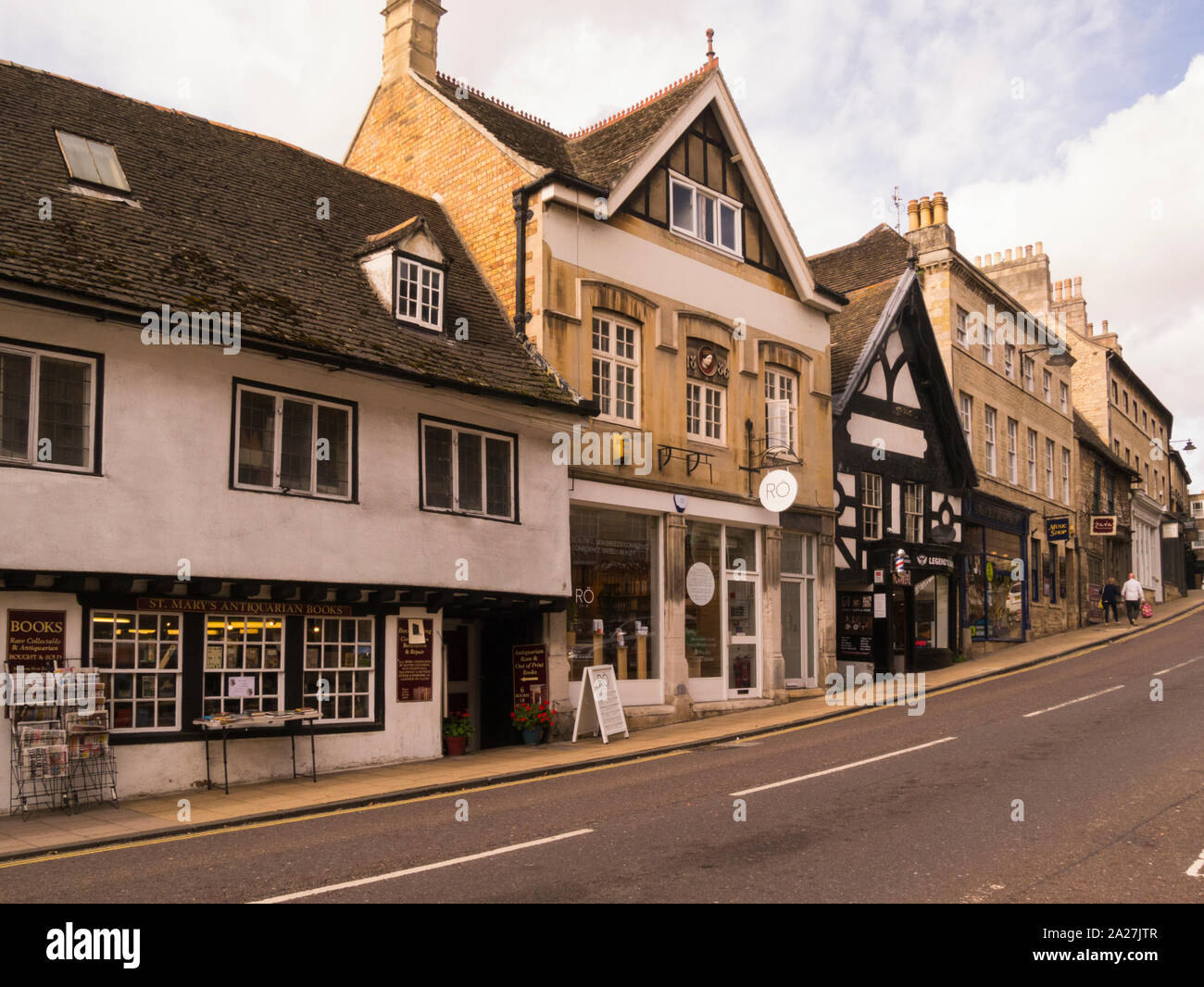 Visualizzare fino St Mary Street nella città storica di Stamford Lincolnshire East England Regno Unito su un bel giorno di settembre Foto Stock