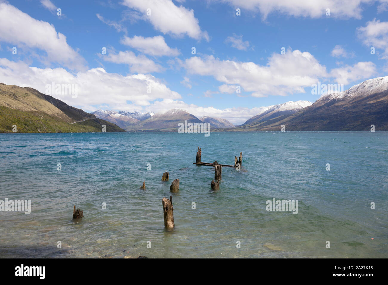 Rotto jetty lungo il lago Wakatipu, Glenorchy, Nuova Zelanda Foto Stock