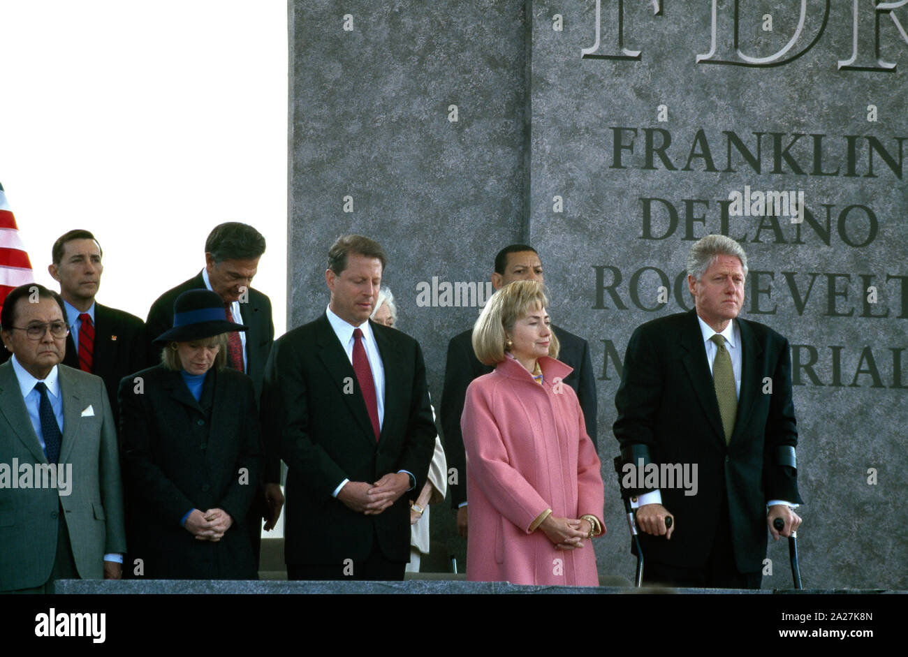 Il presidente Bill Clinton, prima signora Hillary Clinton, Vice Presidente Al Gore e sua moglie ribaltabile, E DEGLI STATI UNITI Il senatore Daniel Inouye, da destra a sinistra, al 1997 la dedizione di Franklin Delano Roosevelt Memorial a Washington, D.C. Foto Stock