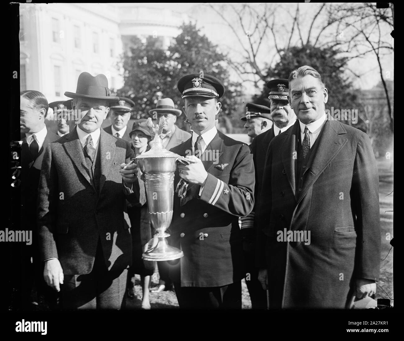 President Coolidge presenta battenti trofeo a U.S. Navy Aviator, President Coolidge presentando la Herbert Schiff trofeo a Lieut. Arthur Gavin, Marina degli Stati Uniti presso la Casa Bianca di oggi. Il trofeo è assegnato a aviatore Navale di raggiungere il maggior numero in aria senza incidenti durante il ... fiscale va a Lieut. Gavin questo anno a causa del suo ... 865 ore di volo, che supera i due precedenti ... 282 e 26 ore, rispettivamente. Sulla destra, segretario della Marina, D. Curtis Wilbur Foto Stock