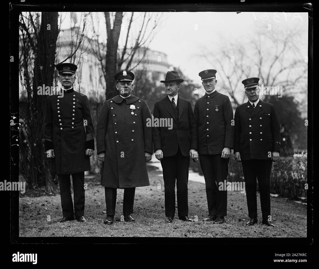 President Coolidge si congratula personalmente con la ... membri, uno per la polizia e i vigili del fuoco del Distretto di Columbia che sono state decorate con medaglie d oro per la cospicua coraggio nella linea del dazio nel corso del 1924. Da sinistra a destra: il capo della polizia Daniel Sullivan, poliziotto John F. Mc... President Coolidge, Chief George S. Watson del fuoco partono... e Pearson privato Talbott di n. 23 Engine Company Casa Bianca di Washington, D.C. Foto Stock