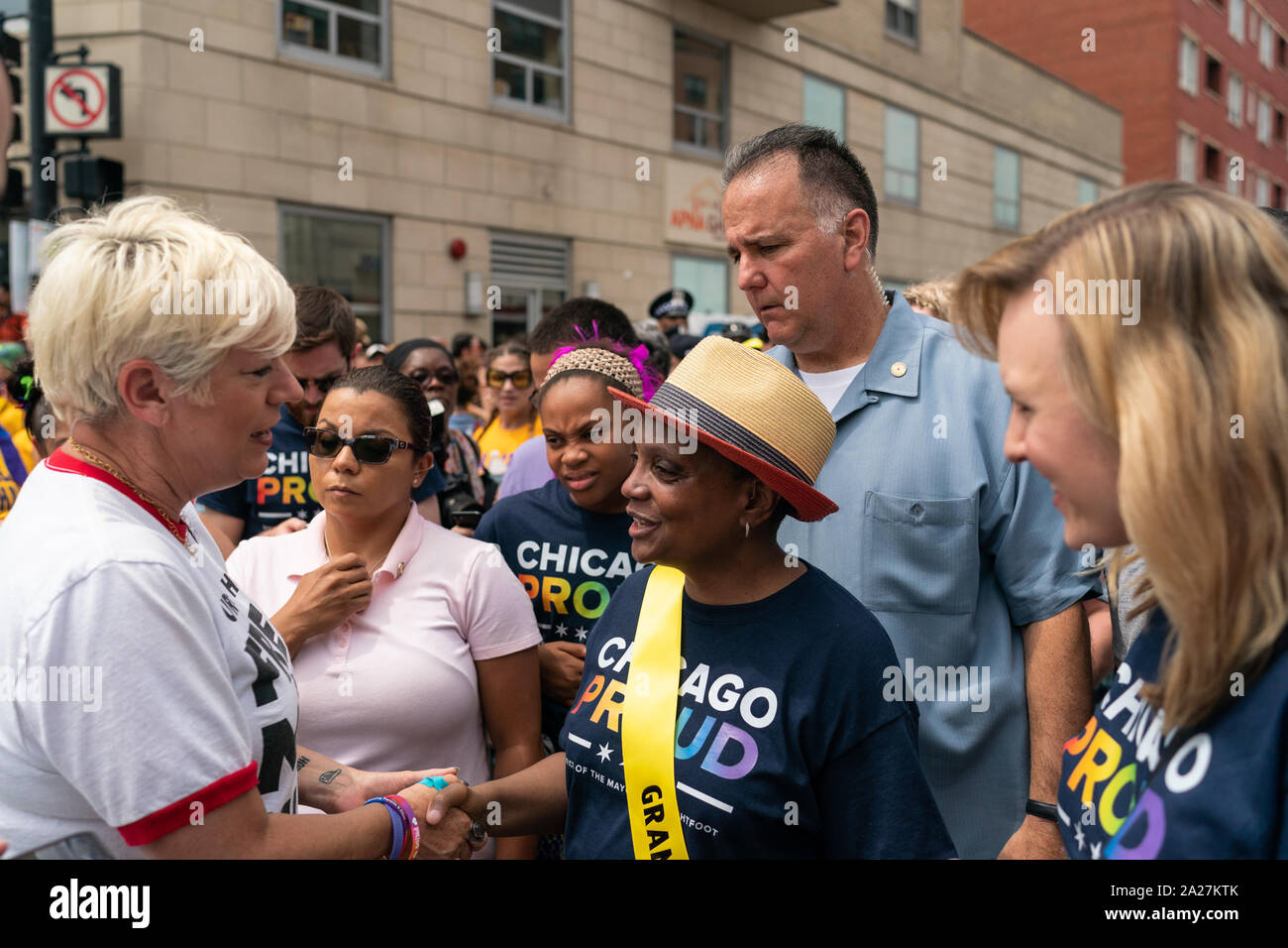 Sindaco Lori Lightfoot saluta Sara Cunningham di Free Hugs Mom al cinquantesimo annuale di Pride Parade in Chicago il 30 giugno 2019. Foto Stock