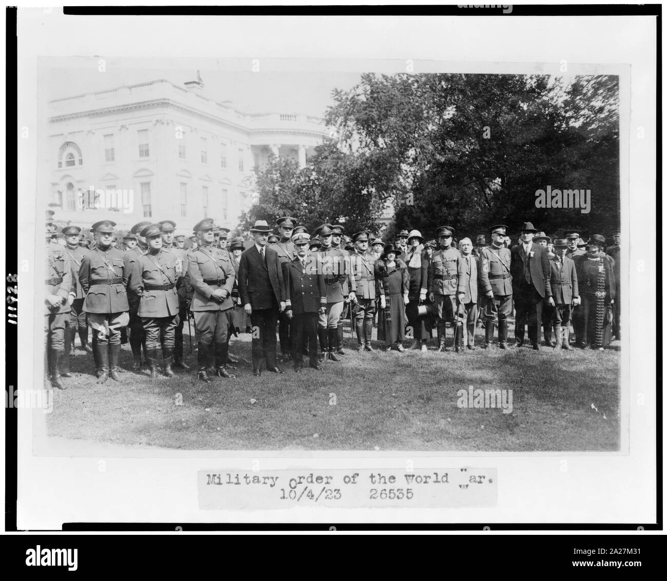 President Coolidge, in piedi con i membri dell'Ordine militare della guerra mondiale sulla Casa Bianca prato Foto Stock
