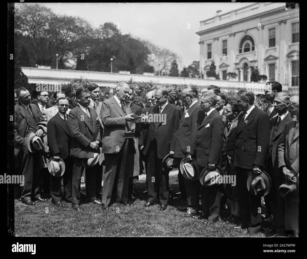 Presidente Hoover ottiene martello di legno della struttura in cui Partito Repubblicano è nato. Un bel martello è stata fatta dal legno di quercia a Jackson, Michigan, sotto la quale il Partito Repubblicano è nato settantacinque anni fa il 6 luglio 1854, è stata presentata al Presidente Hoover alla Casa Bianca oggi da una delegazione dello Stato del Michigan. L'on. W.W. Potter, giustizia principale della Corte Suprema del Michigan, agendo per Gov. Il verde del suo stato, viene mostrata la presentazione. Il senatore Arthur H. Vandenberg del Michigan, è sulla sinistra del Presidente Foto Stock