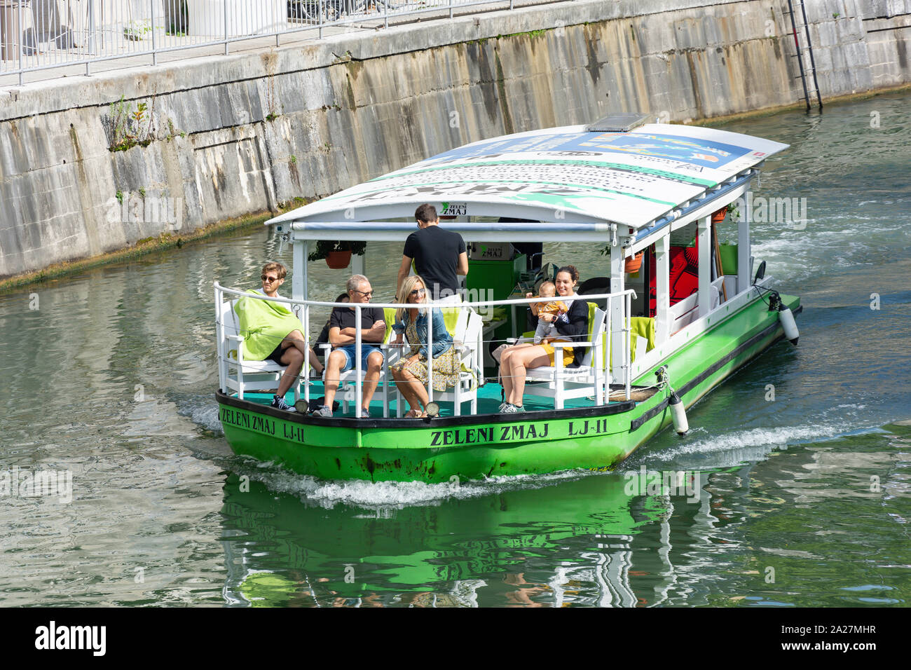 Gita in barca di crociera sul fiume Ljubljanica, Città Vecchia, Lubiana, Slovenia Foto Stock