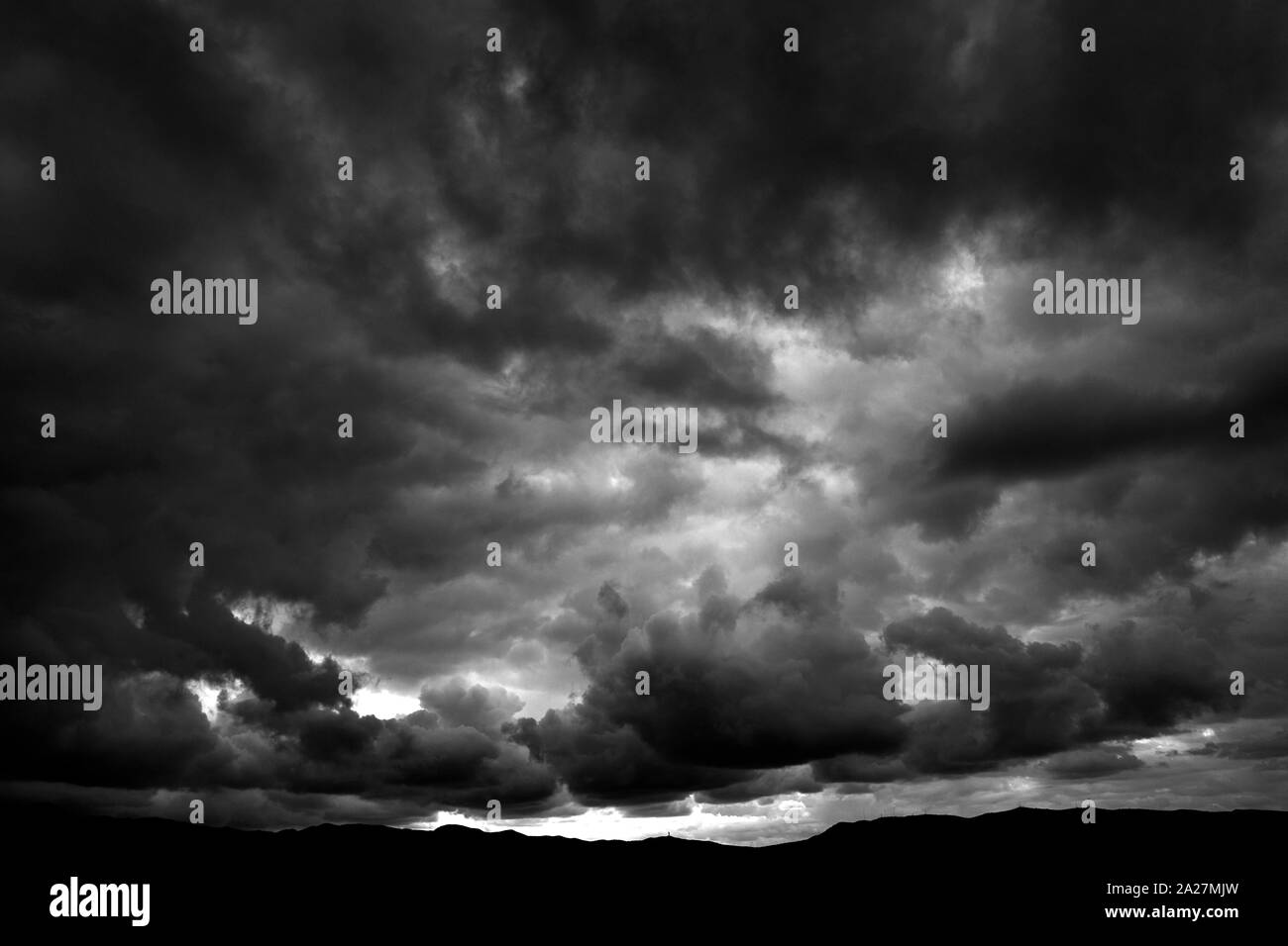 Dark stormy pioggia nuvole su montagne violenta tempesta Foto Stock