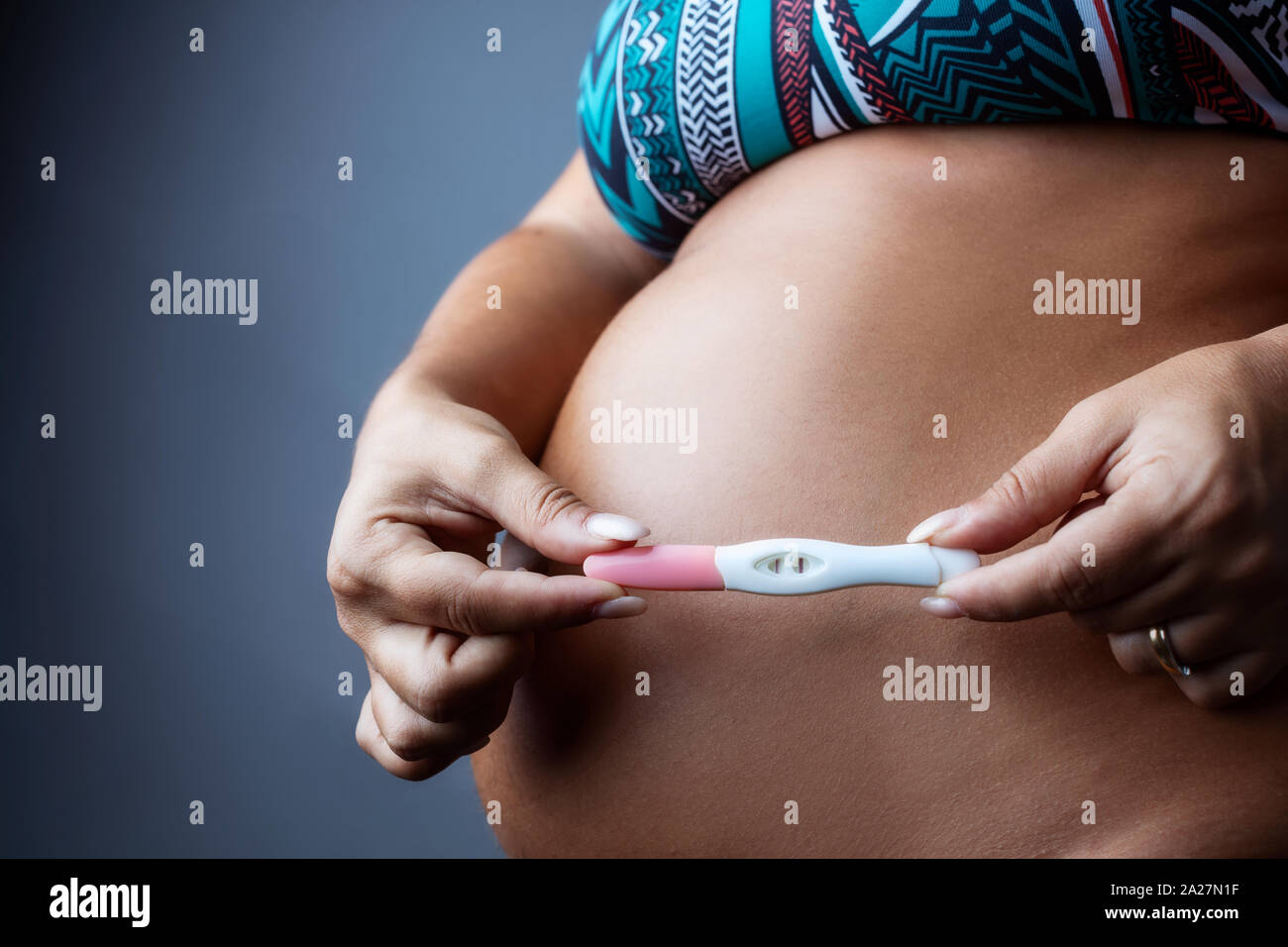 Donna incinta azienda test di gravidanza. Foto Stock