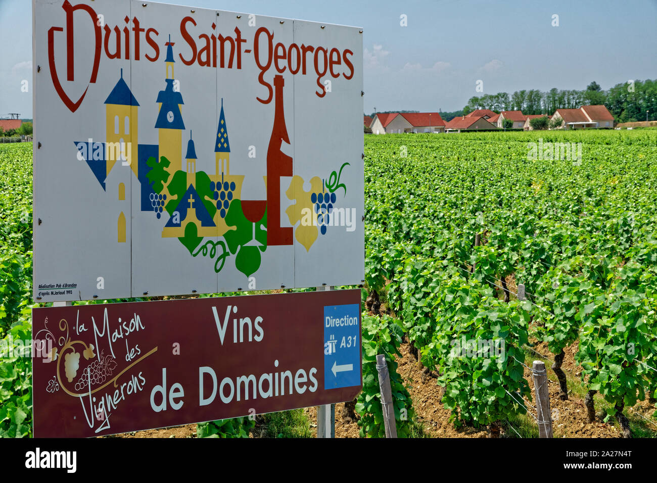 Segno di benvenuto al villaggio del vino di Nuits Saint-Georges nella regione della Borgogna, Bourgogne Franche-Compté , Francia. Foto Stock
