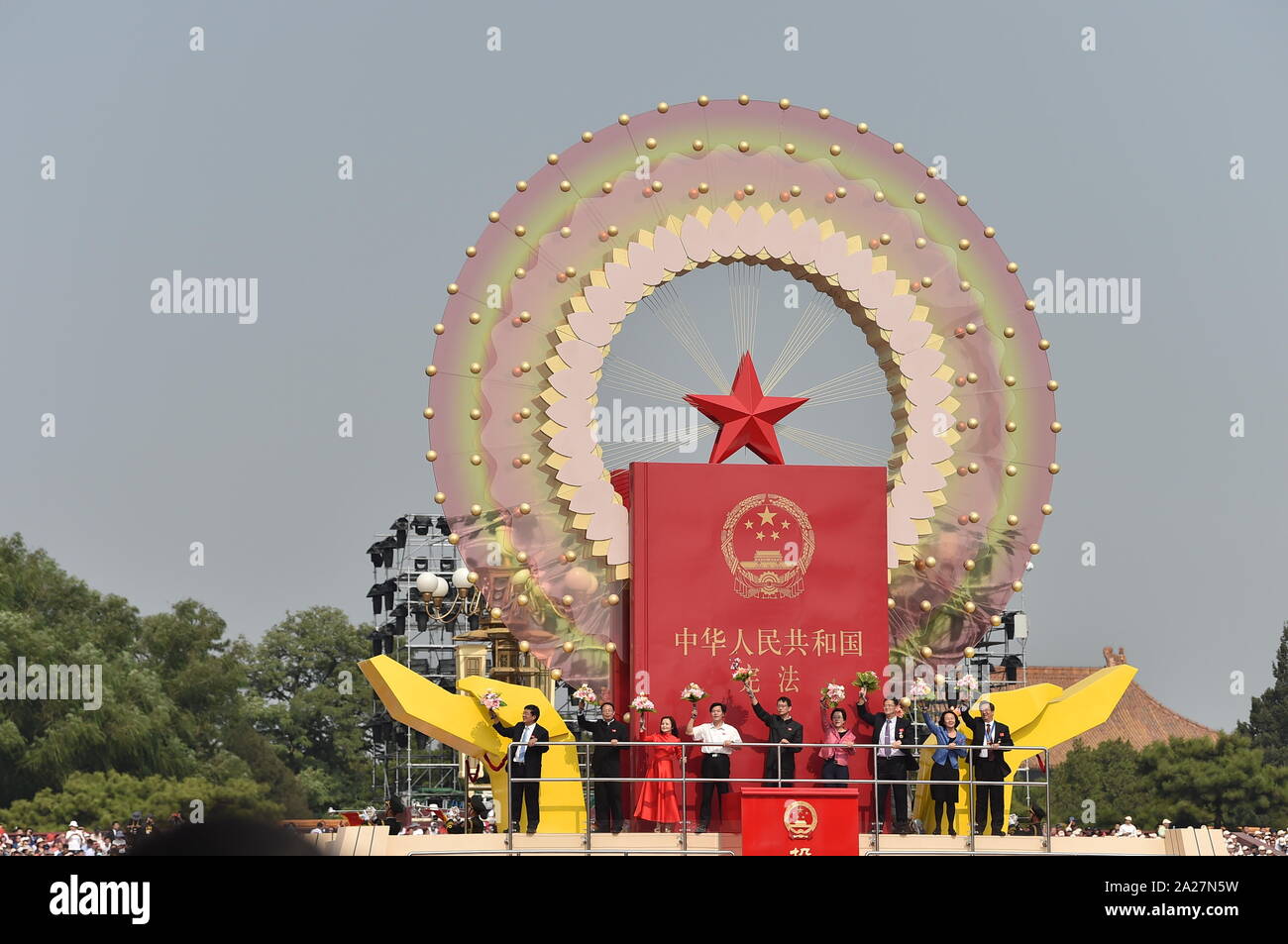 Pechino, Cina. 1 Ott 2019. Una formazione con la Cina per la democrazia e lo stato di diritto in una massa di fasto celebra il settantesimo anniversario della fondazione della Repubblica Popolare Cinese (PRC) a Pechino, capitale della Cina, 1 ottobre, 2019. Credito: Zhan Yan/Xinhua/Alamy Live News Foto Stock