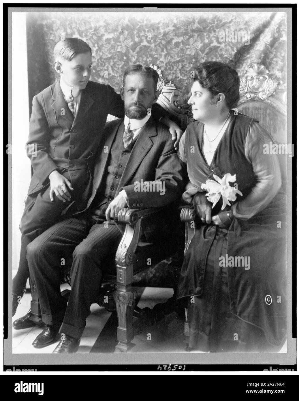 Presidente Mario Menocal, di Cuba, ritratto a figura intera, seduto, rivolto verso la parte anteriore, con sua moglie e suo figlio Foto Stock