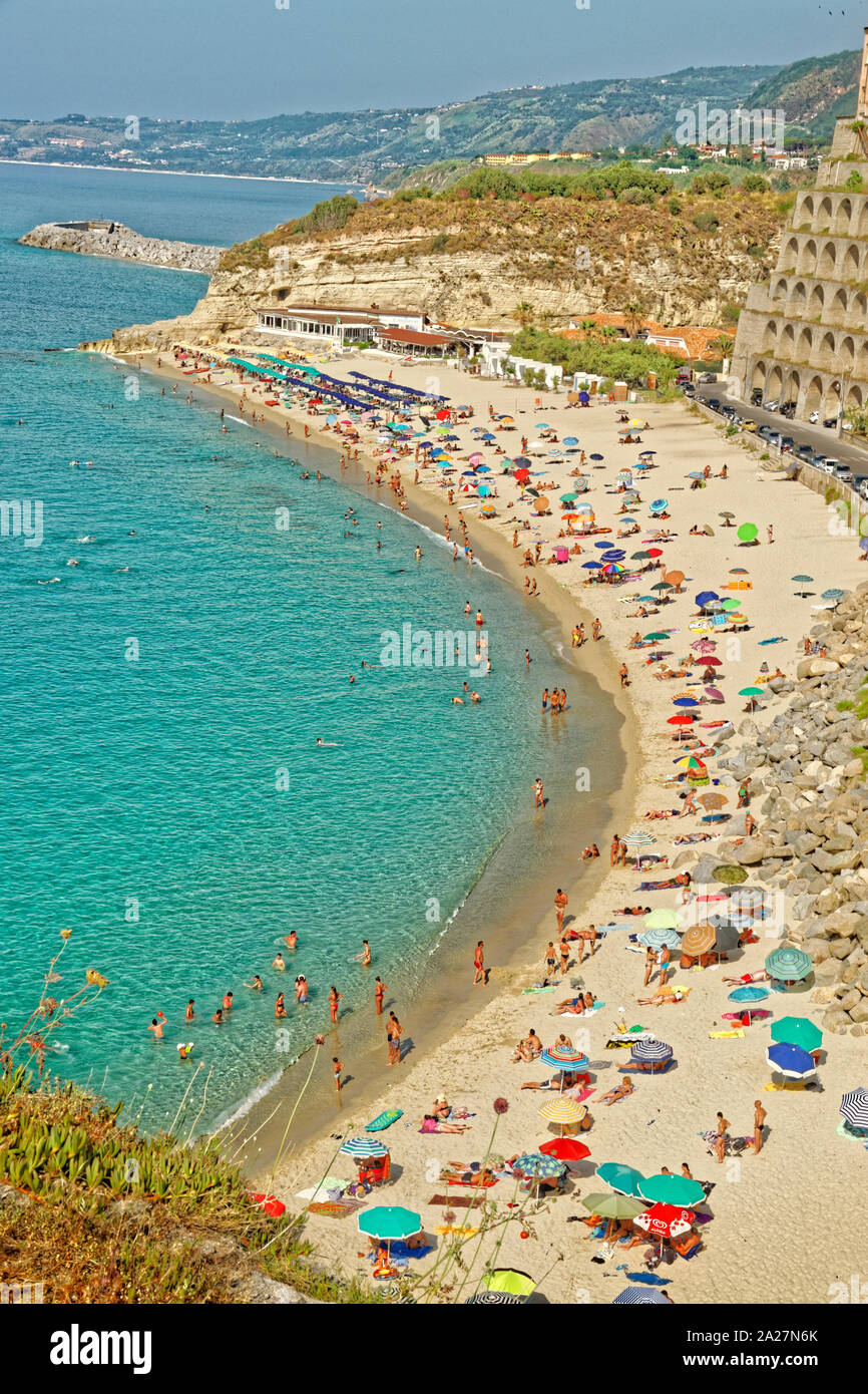 Spiaggia mediterranea a Tropea in Calabria, Italia. Foto Stock
