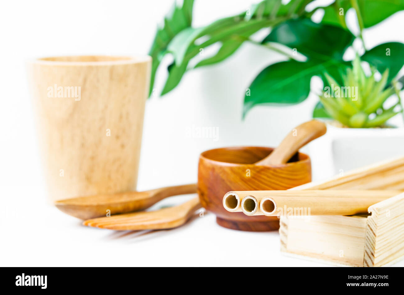 Bambù tubo cannuccia per bere acqua e utensile di legno con foglie verdi. Eco Friendly concetto. Foto Stock