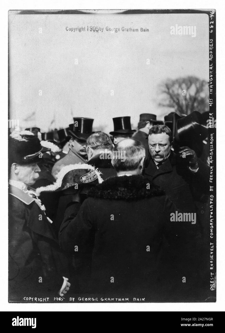 Il presidente Roosevelt congratulato da ambasciatore francese dopo il suo discorso inaugurale Foto Stock