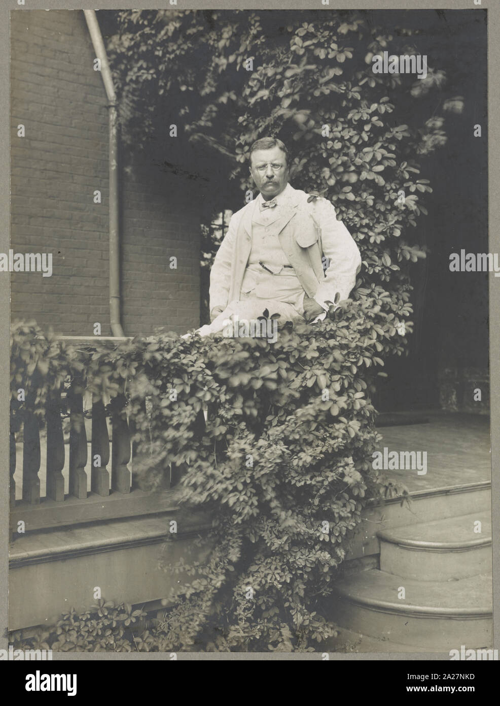 Il presidente Roosevelt sulla veranda, Sagamore Hill, Presidente del paese home Foto Stock