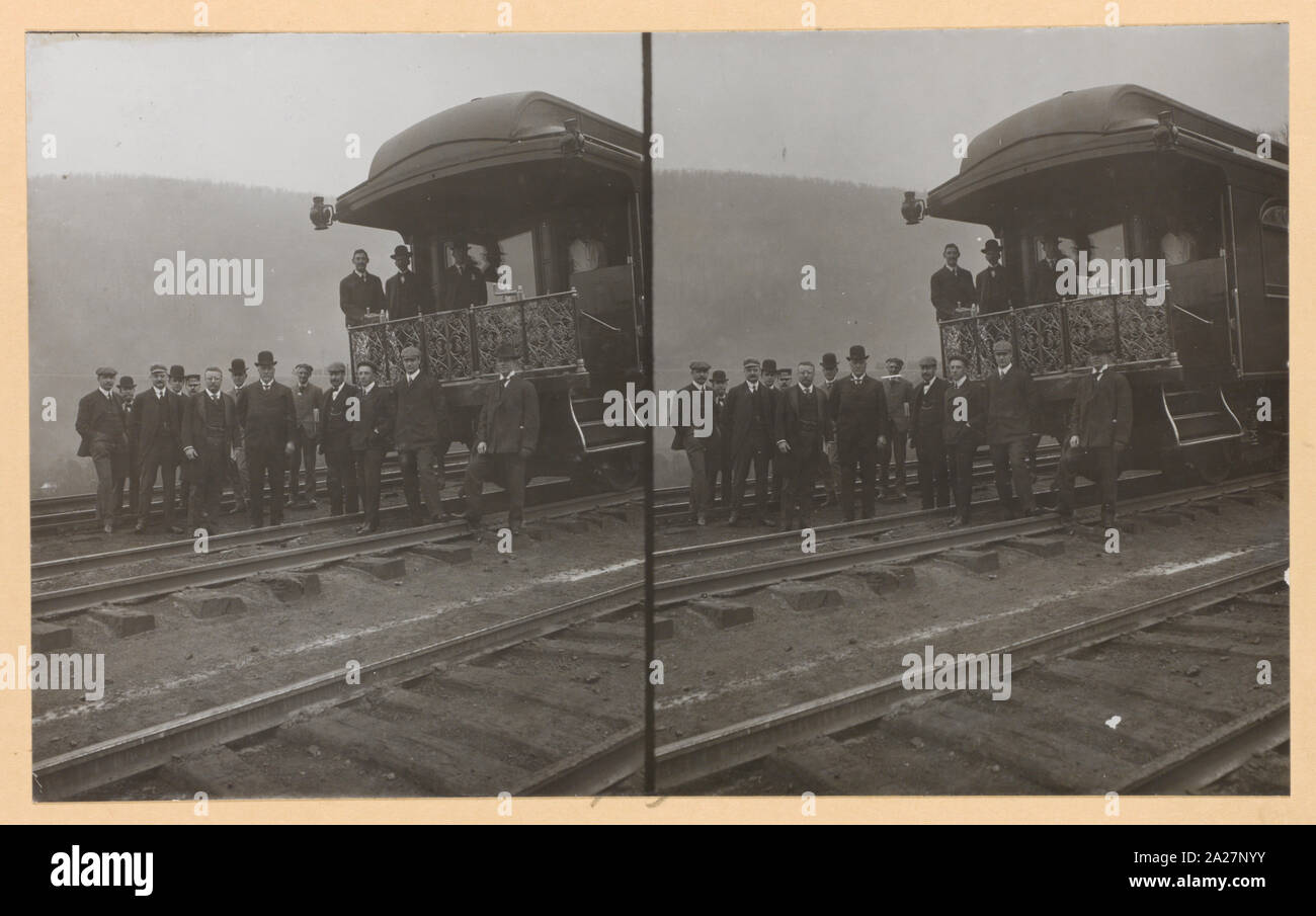 Il presidente Roosevelt, in piedi con altri dodici uomini sui binari della ferrovia, nella parte anteriore del locomotore Foto Stock