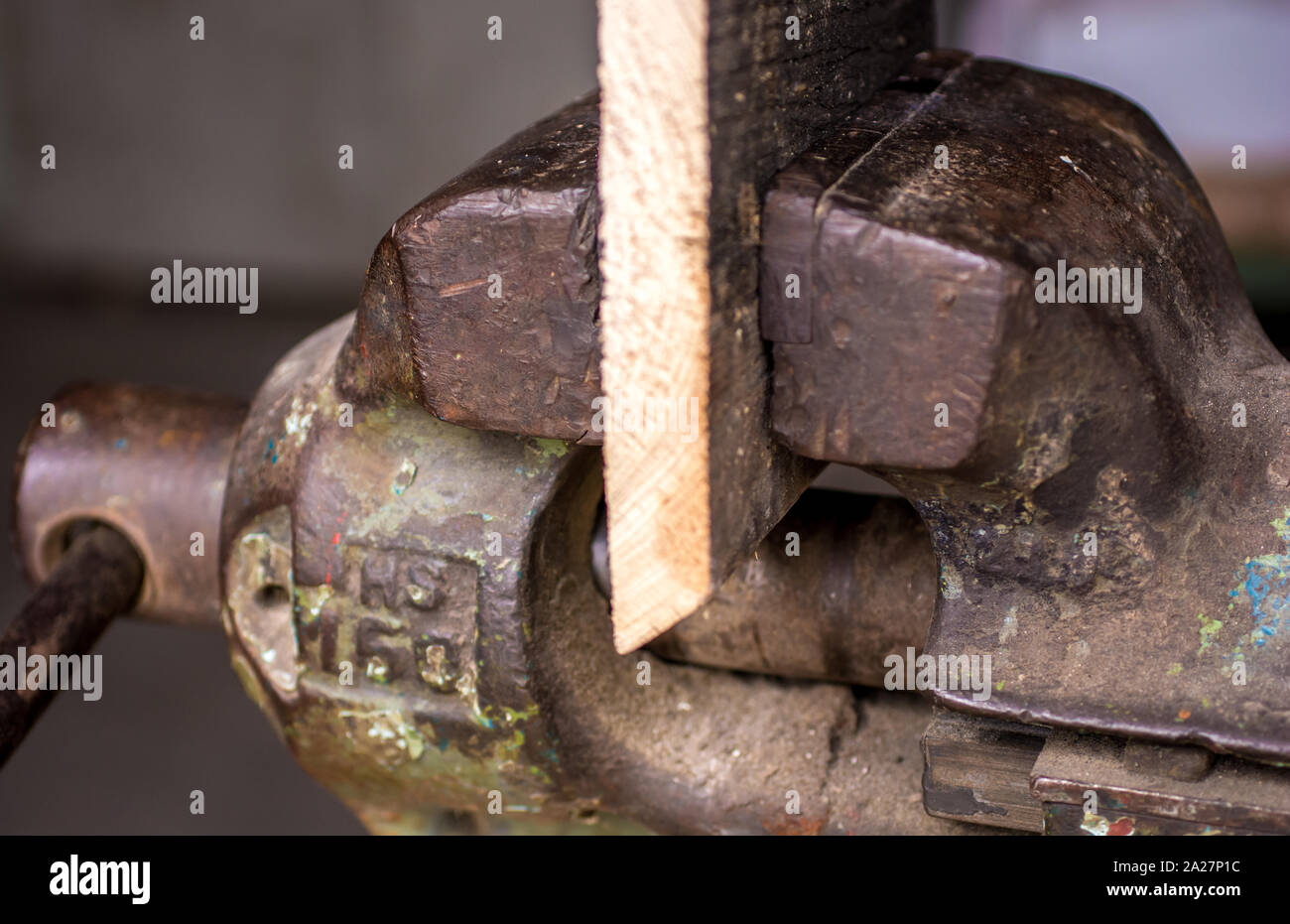 Il legno è serrato nella morsa Foto Stock